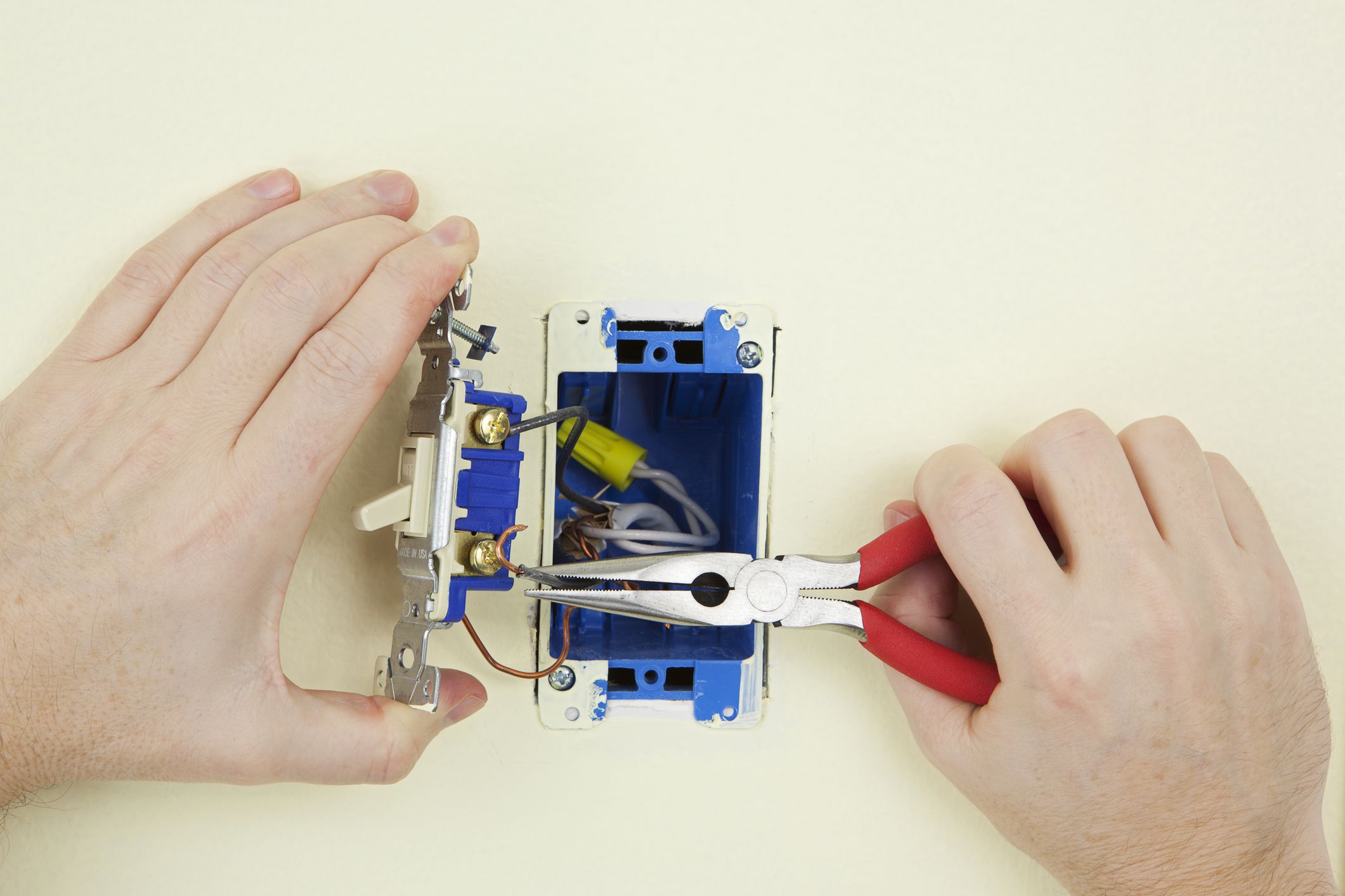 Lightswitchrepair-GettyImages-173626342-5917e0795f9b586470054c54